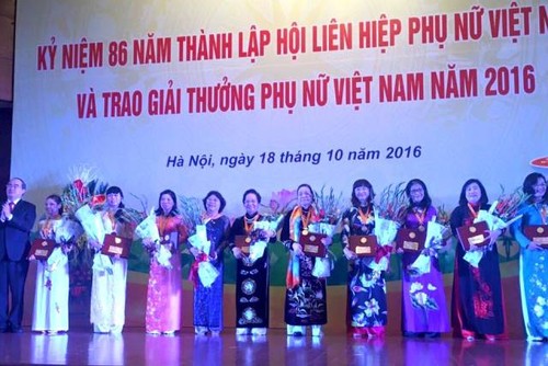 Female lecturers enthusiastic to scientific research - ảnh 1